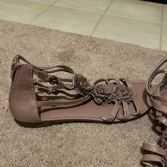 R2 Size 10 Mauve/Lavender Floral Sandals - Picture 3 of 5